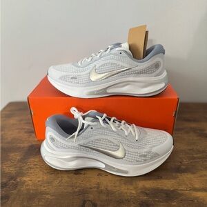 Men’s Nike journey run